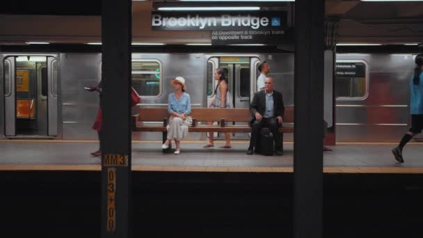 Passagiers Wachten Een Trein Een Station New York — Stockvideo