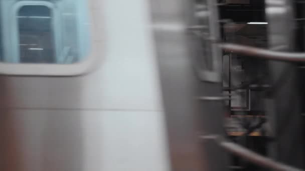 Tren Plateado Moviéndose Metro Cámara Lenta — Vídeos de Stock