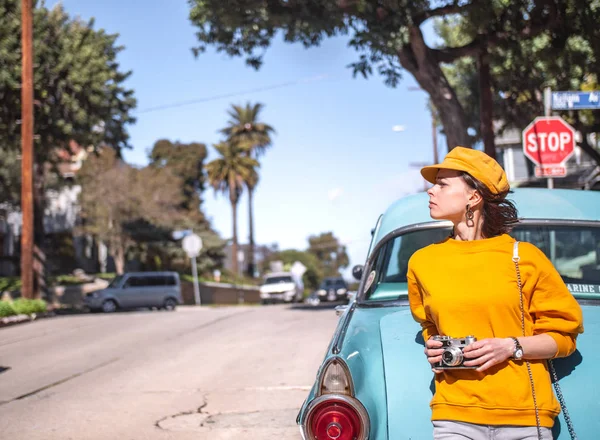 Fiatal lány egy retro autóban Kaliforniában — Stock Fotó
