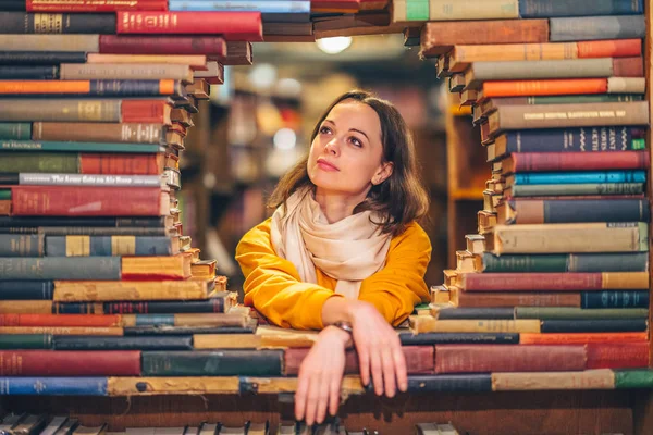 Atraktivní mladá dívka v knihkupectví — Stock fotografie