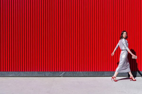 Bella ragazza al muro rosso all'aperto — Foto Stock