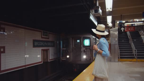 年轻姑娘在纽约地铁等火车 — 图库视频影像