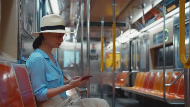 Νεαρή Γυναίκα Στέλνει Μηνύματα Ένα Τρένο Του Μετρό Nyc — Αρχείο Βίντεο