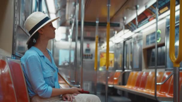 Una Chica Atractiva Con Teléfono Vagón Del Metro Nueva York — Vídeo de stock