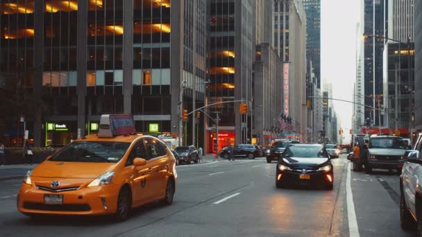Αυτοκίνητα Που Οδηγούν Στο Δρόμο Στη Νέα Υόρκη — Αρχείο Βίντεο