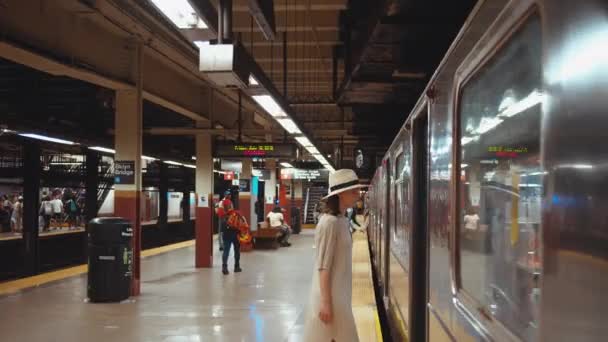 Uma Jovem Entrando Trem Metrô Nova York — Vídeo de Stock