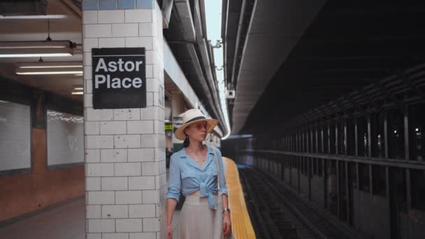 Donna Attraente Alla Stazione New York — Video Stock