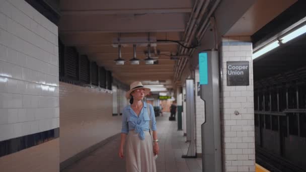 Молода Дівчина Станції Метро Нью Йорку — стокове відео