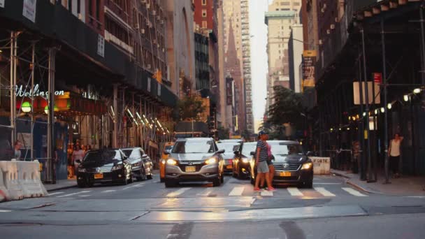 Man Som Korsar Vägen Vid Korsningen Nyc — Stockvideo