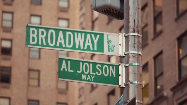 Städtische Straßenschilder New York Unterwegs — Stockvideo