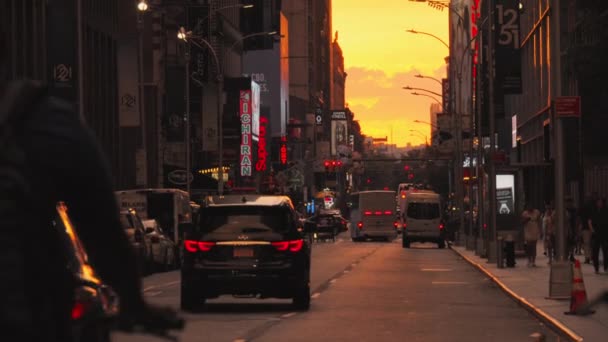 Köra Bil New York City Vid Solnedgången — Stockvideo