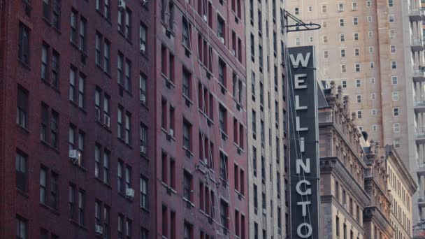 A sign on a skyscraper in New York — Stock Video