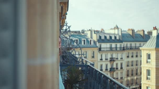 Wanita Cantik Balkon Paris Pagi Hari — Stok Video