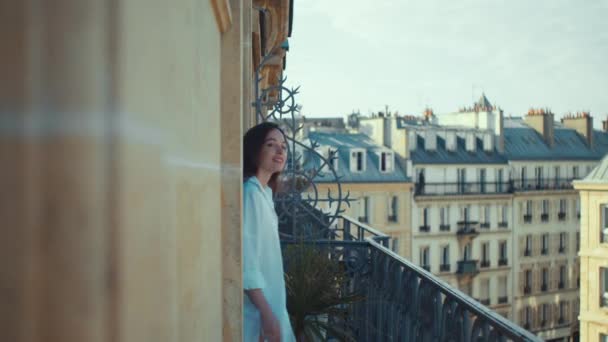 Mulher Sorridente Com Uma Camisa Branca Varanda Paris — Vídeo de Stock