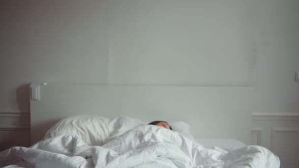 Une Jeune Fille Réveille Dans Appartement Matin — Video