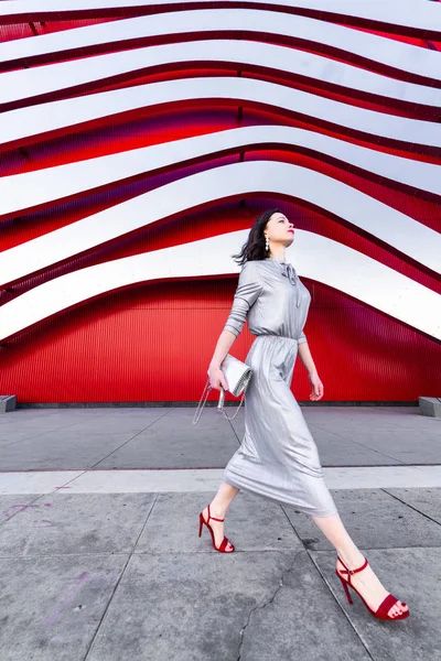 Mulher atraente em um vestido de prata em um edifício — Fotografia de Stock