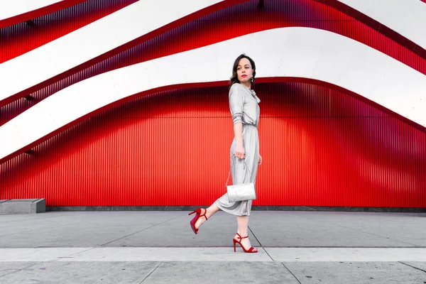 Beautiful woman with a bag at a famous place — Stock Photo, Image