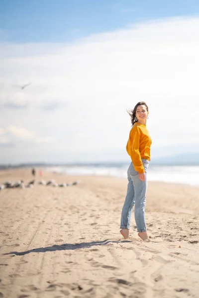 Jovem descalça menina na praia — Fotografia de Stock