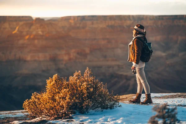 Jong meisje in het Nationaal Park Grand Canyon — Stockfoto