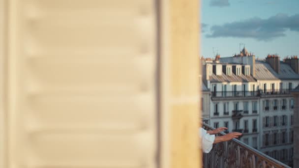 Aantrekkelijk Meisje Een Wit Shirt Een Balkon Parijs — Stockvideo