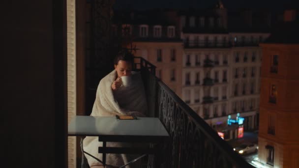 Ευτυχισμένη Γυναίκα Ένα Φλιτζάνι Τσάι Στο Μπαλκόνι Νύχτα — Αρχείο Βίντεο