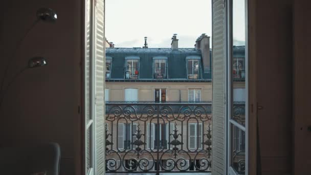 Θέα Από Μπαλκόνι Στο Σπίτι Στο Παρίσι — Αρχείο Βίντεο