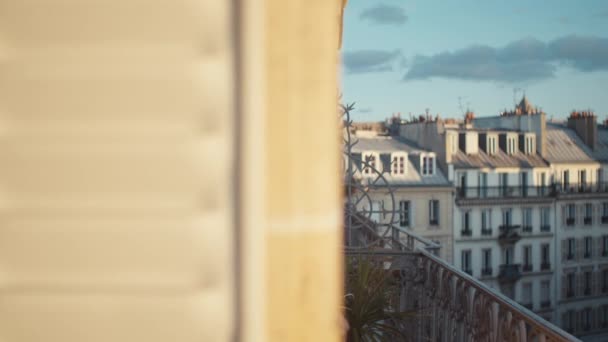Glimlachende Vrouw Een Wit Shirt Een Balkon Parijs — Stockvideo