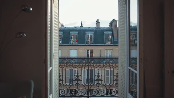 Kilátás Erkélyről Ház Párizsban — Stock videók