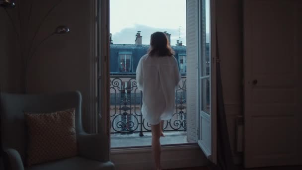 Jeune Fille Courant Vers Balcon Ouvert Avec Vue Sur Paris — Video