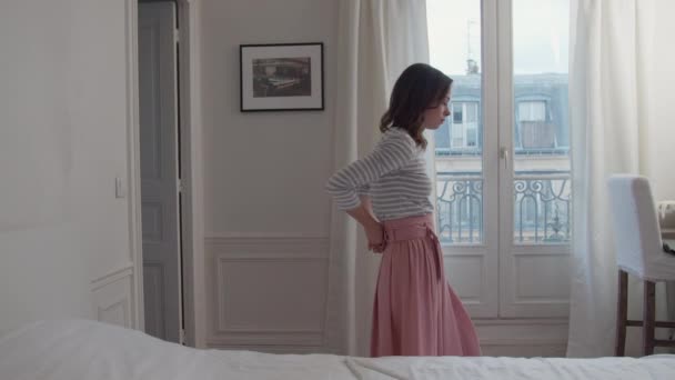Bellezza Ragazza Vestirsi Camera Letto Parigi — Video Stock
