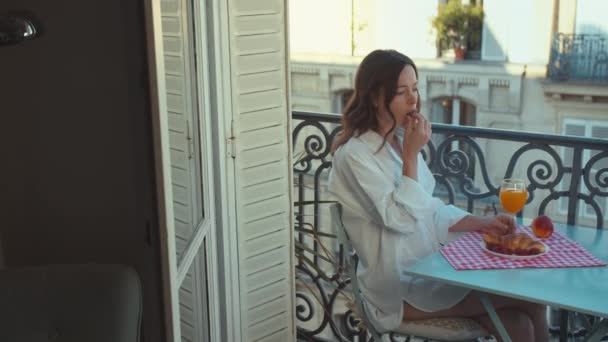 Hermosa Mujer Desayunando Balcón París — Vídeos de Stock