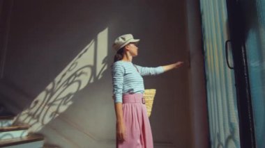 Fransa 'da verandayı terk eden genç bir kadın, ağır çekim.