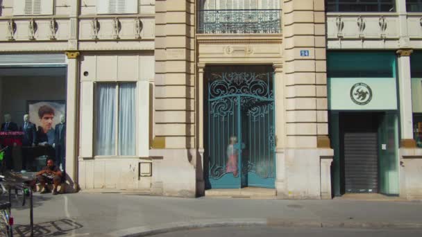 Una Chica Atractiva Saliendo Edificio París Francia — Vídeo de stock