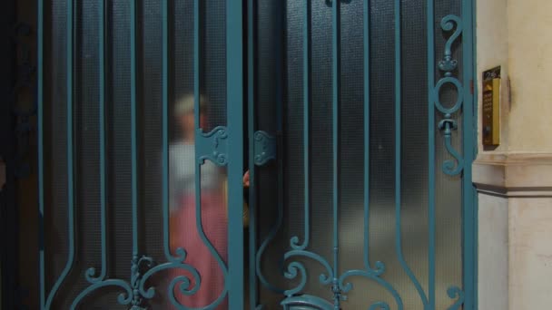 Приваблива Дівчина Залишає Двері Парижі — стокове відео