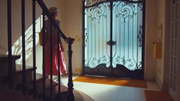 Ung Kvinna Kommer Genom Vintage Dörr Verandan Paris — Stockvideo