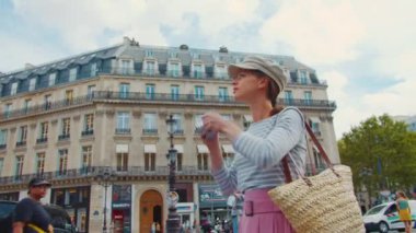 Genç bir kadın Paris, Fransa 'da fotoğraf çekiyor.