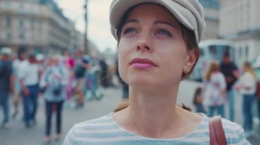 Paris 'te fotoğraf çeken güzel bir kız, yakın plan.