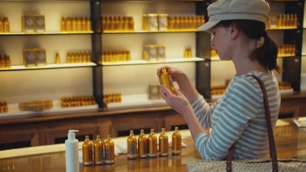在巴黎的一家商店里挑选香水的漂亮姑娘 — 图库视频影像