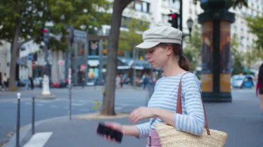 Paris 'te bir sokakta akıllı telefonu olan genç bir turist.