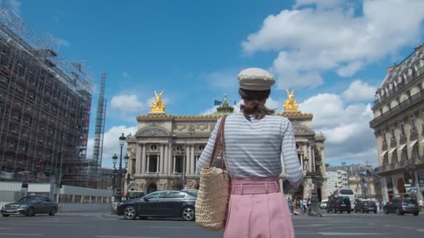 Giovane Donna Che Fotografa Edificio Dell Opera Francese Parigi Francia — Video Stock