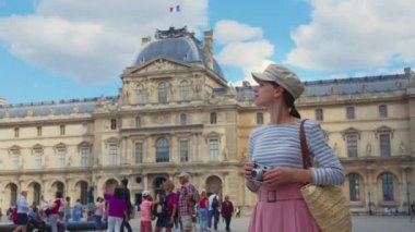 Louvre Sarayı 'nda fotoğraf çeken genç bir turist.