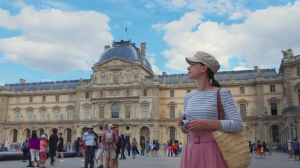 Menina Atraente Tirar Fotos Palácio Louvre — Vídeo de Stock