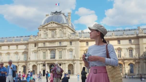Joven Fotógrafo Tomando Fotos Palacio París Francia — Vídeo de stock
