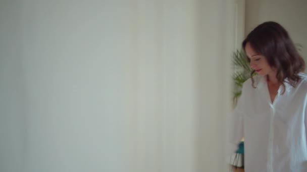 パリのアパートでドレスを着た魅力的な女の子の笑顔 — ストック動画
