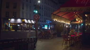 Paris 'te popüler bir kafe, Fransa geceleri