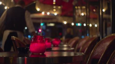 Gece bir Fransız restoranında garsonluk yapıyorum.