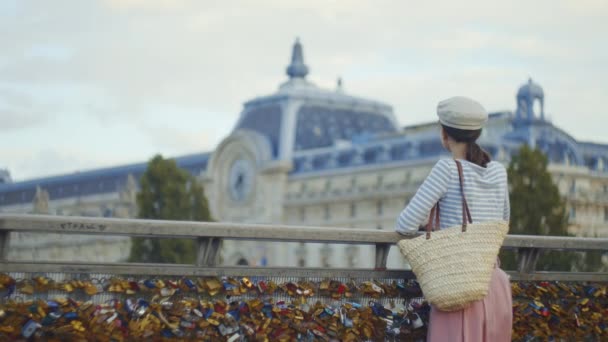 Attraktiv Flicka Bron Vid Orsay Museum — Stockvideo