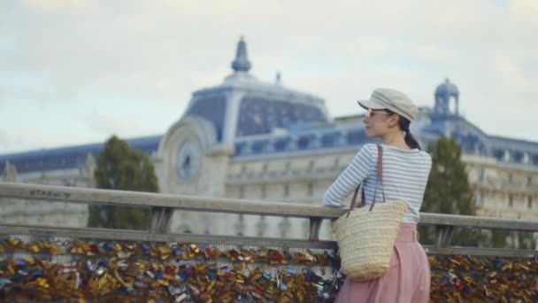 巴黎奥赛博物馆一座桥上的年轻游客 — 图库视频影像