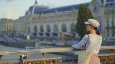 Nehir köprüsündeki çekici genç kız, Paris