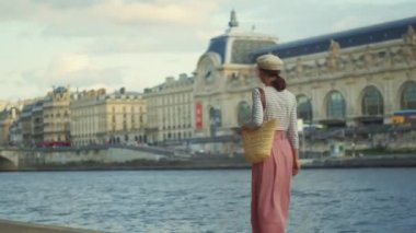 Paris 'te gezinti alanında yürüyen genç bir turist.